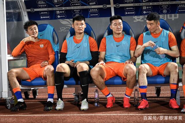 国乒男队选出二队长有争议，王励勤做出新调整，樊振东也笑了